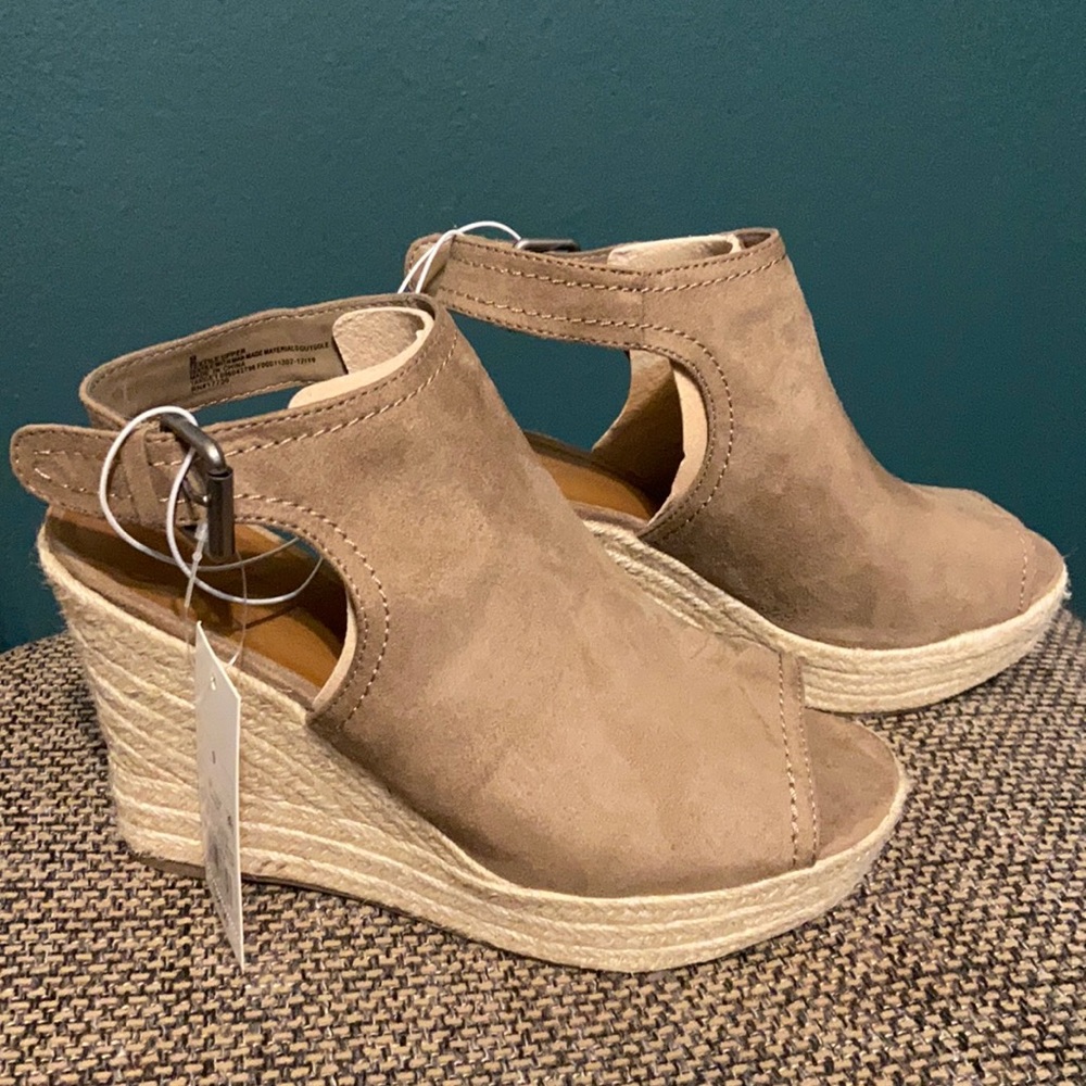 Universal Thread Taupe Wedge